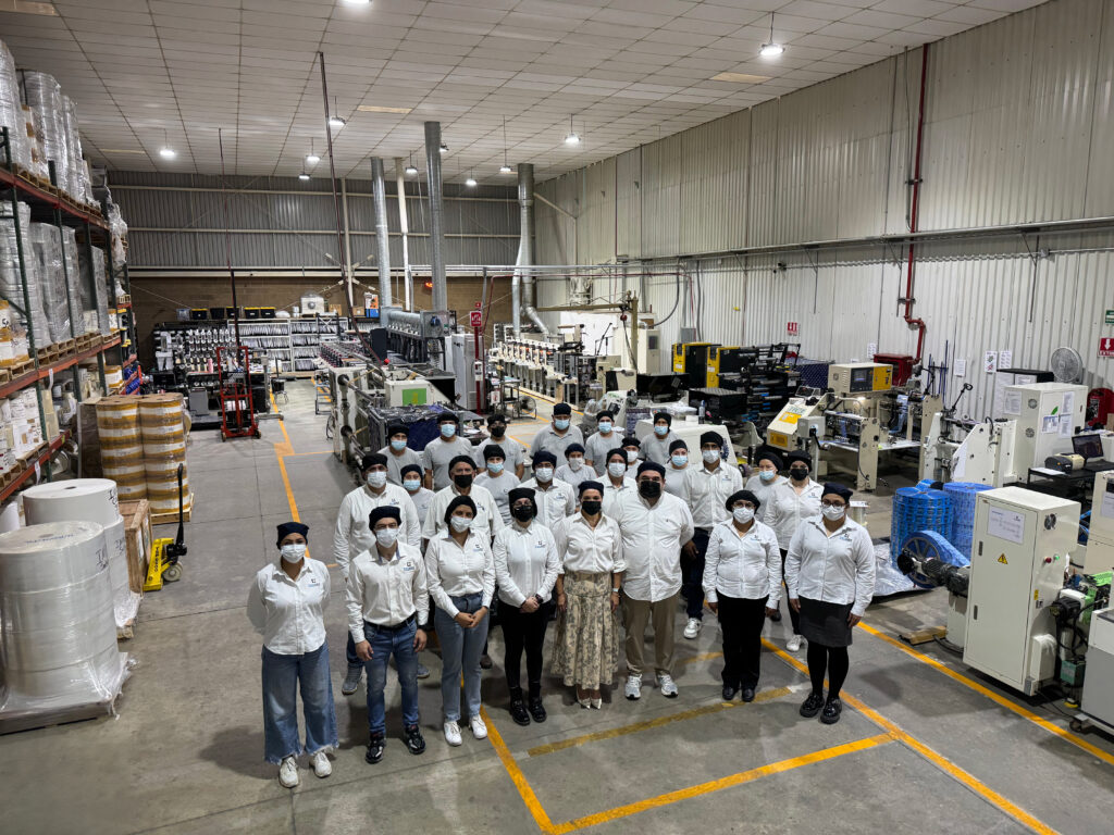 Equipo de Incoprint trabajando en la planta de producción de etiquetas y empaques