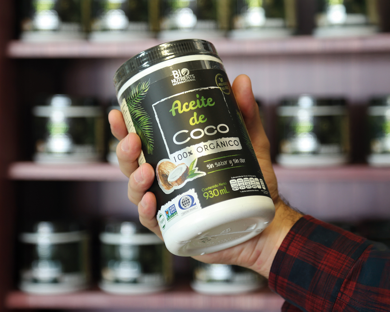 Etiqueta autoadherible aplicada en productos de consumo