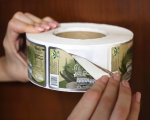 Etiquetas autoadheribles en rollo listas para aplicación