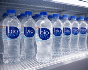 Etiqueta envolvente aplicada en botellas de bebidas en refrigeración