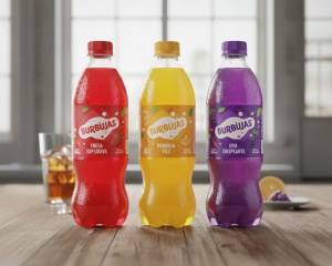 Etiqueta envolvente en distintos envases de bebidas